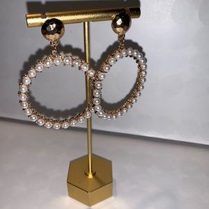 Elegant Pearly Hoops